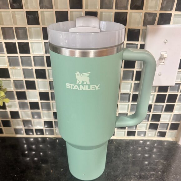 STANLEY Quencher H2.0 FlowState Tumbler 40oz (Eucalyptus) - Picture 2 of 3